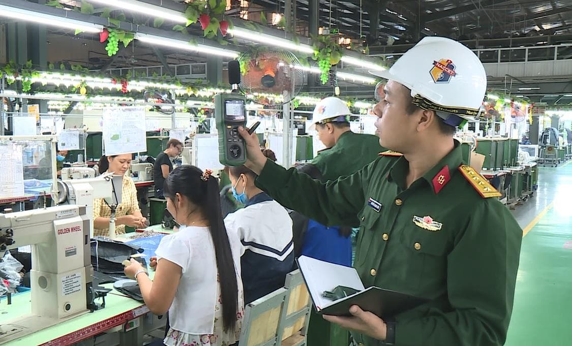 Bộ đội Hóa học lấy mẫu, tìm nguyên nhân ngộ độc tại Vĩnh Phúc