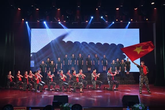 SÓNG "VÀNG" CHO NHẠC ĐỎ