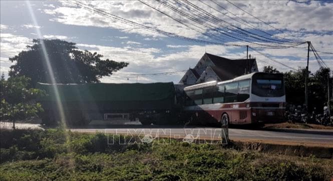 Bình Phước: Xe container đấu đầu xe khách, 4 người thương vong