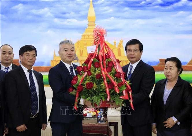 Việt Nam chúc mừng Quốc khánh CHDCND Lào