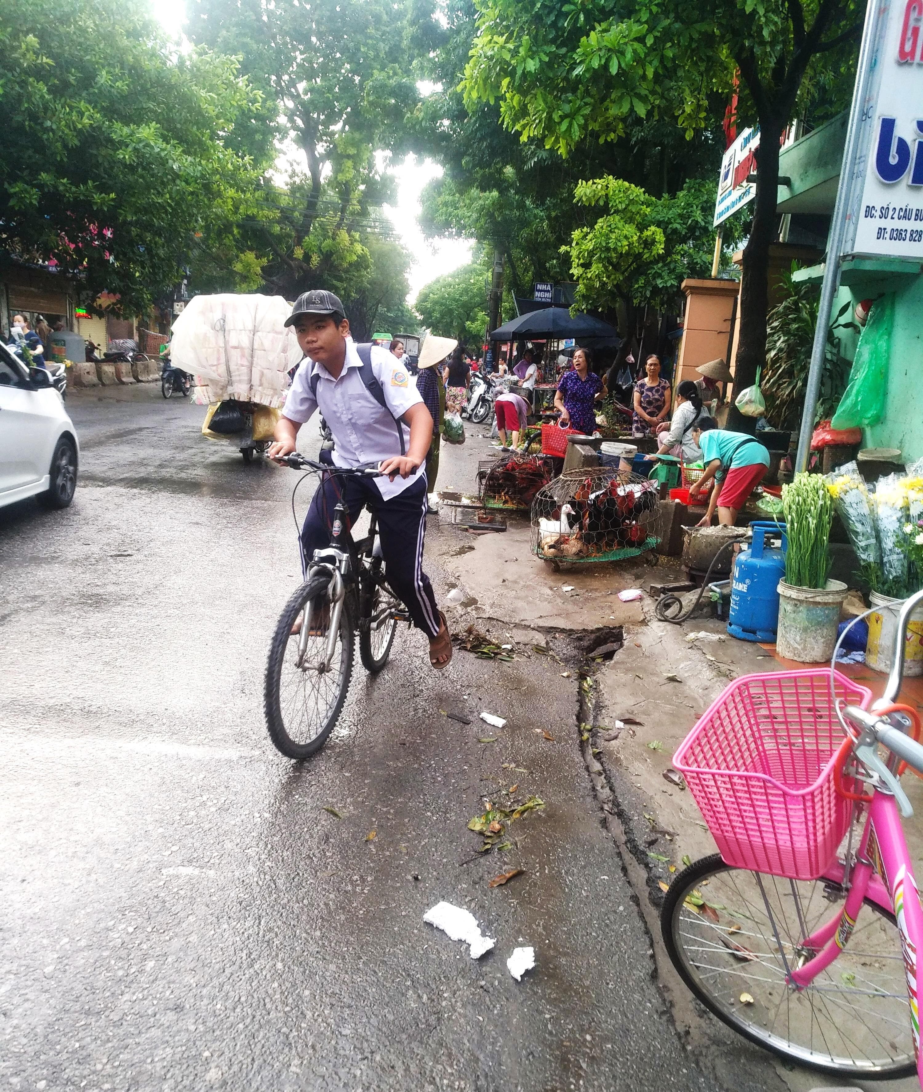 Cần dẹp "chợ cóc" ở lòng đường, vỉa hè