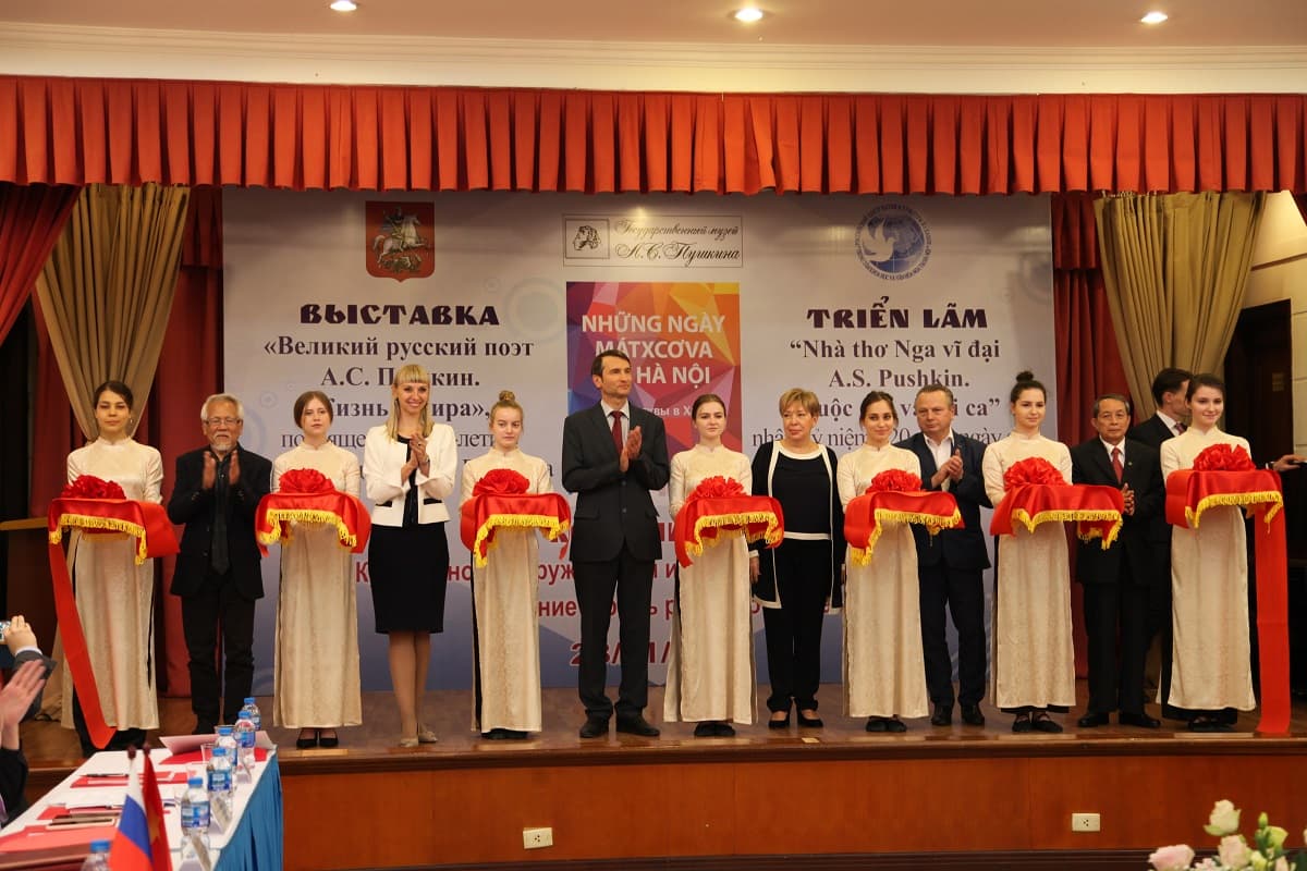 Triển lãm tranh "Nhà thơ Nga vĩ đại A.S. Pushkin. Cuộc đời và Thi ca"