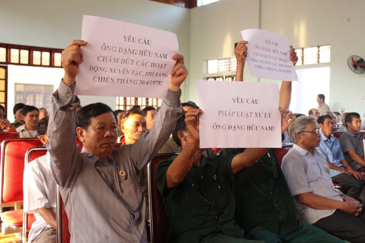 Tích cực tham gia bảo vệ Đảng, chính quyền