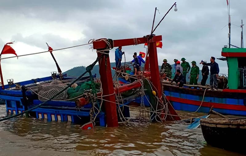 Bộ đội Biên phòng Hà Tĩnh trục vớt phương tiện bị sóng biển đánh chìm