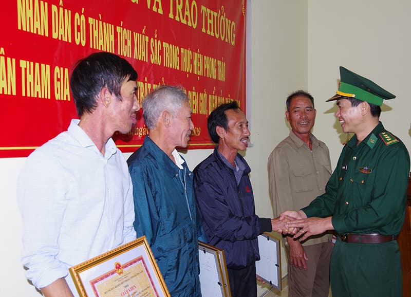 Tuyên dương 5 người dân tự giác giao nộp số lượng lớn ma túy trôi dạt vào bờ biển