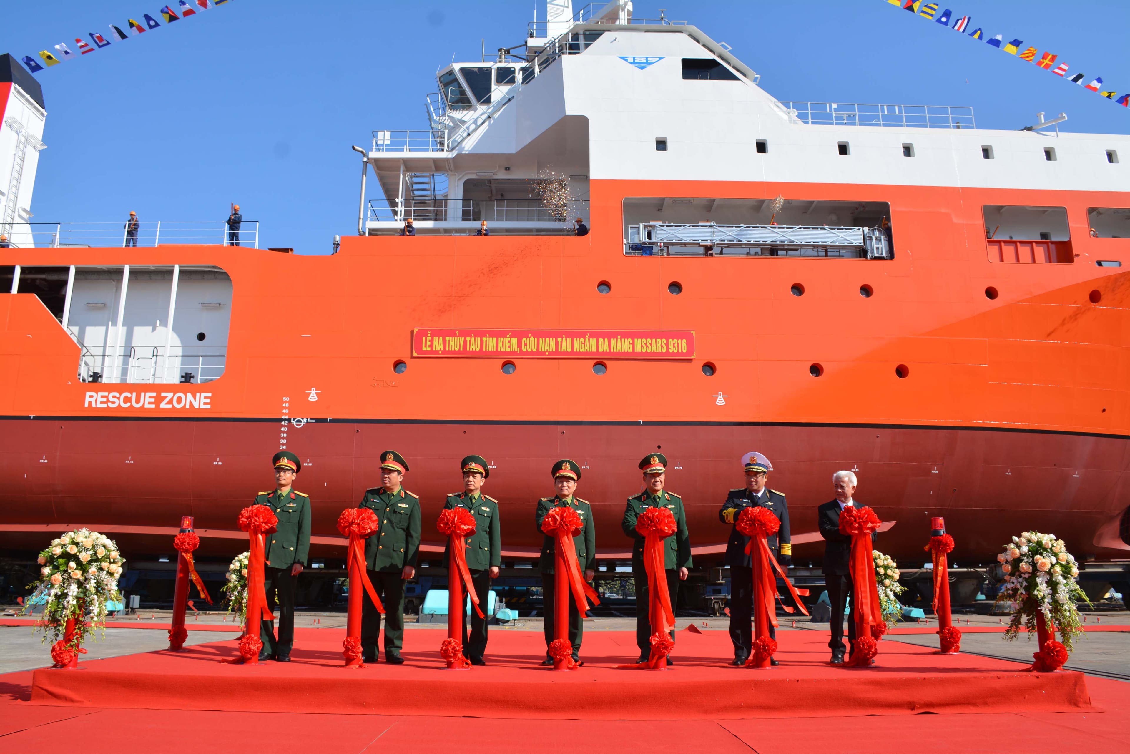 Đại tướng Ngô Xuân Lịch dự Lễ hạ thủy tàu tìm kiếm, cứu nạn tàu ngầm đa năng MSSARS 9316