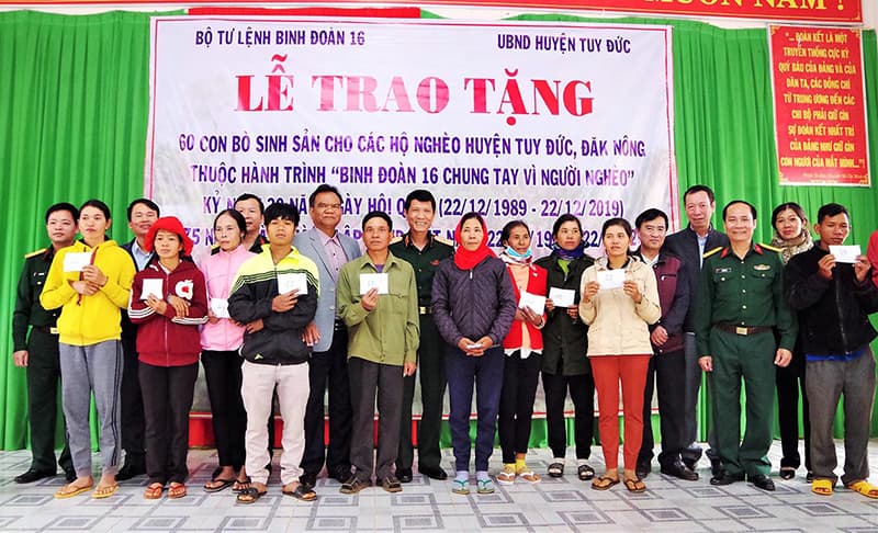 Binh đoàn 16 trao bò giống sinh sản tặng hộ nghèo biên giới