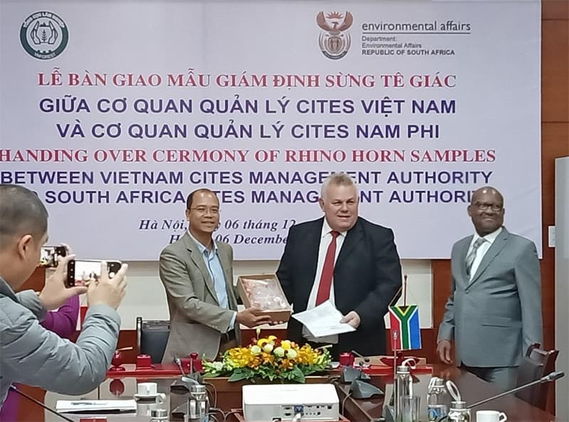 Bàn giao mẫu vật giám định sừng tê giác cho Nam Phi