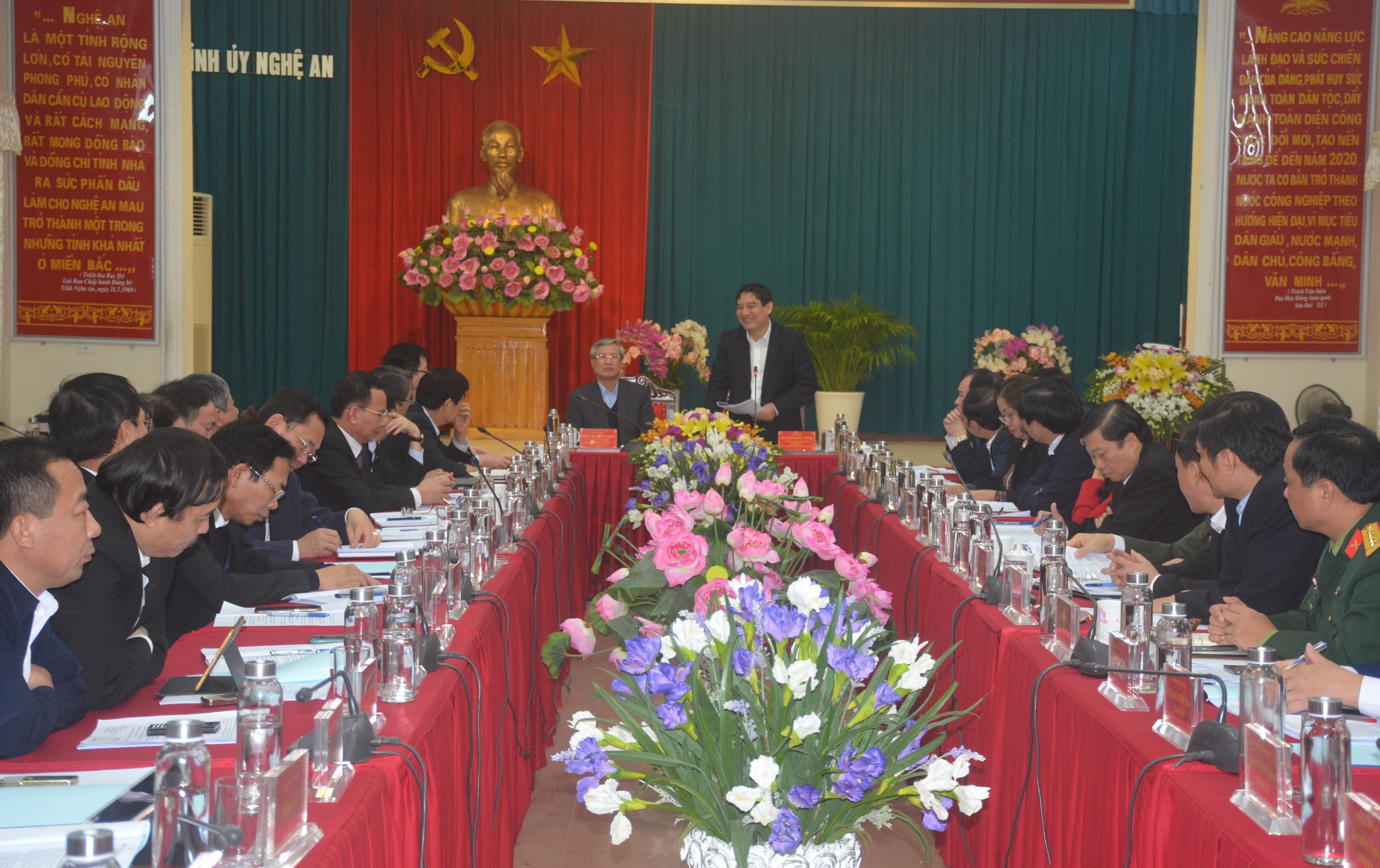 Đồng chí Trần Quốc Vượng, Ủy viên Bộ Chính trị, Thường trực Ban Bí thư làm việc với Ban Thường vụ Tỉnh ủy Nghệ An