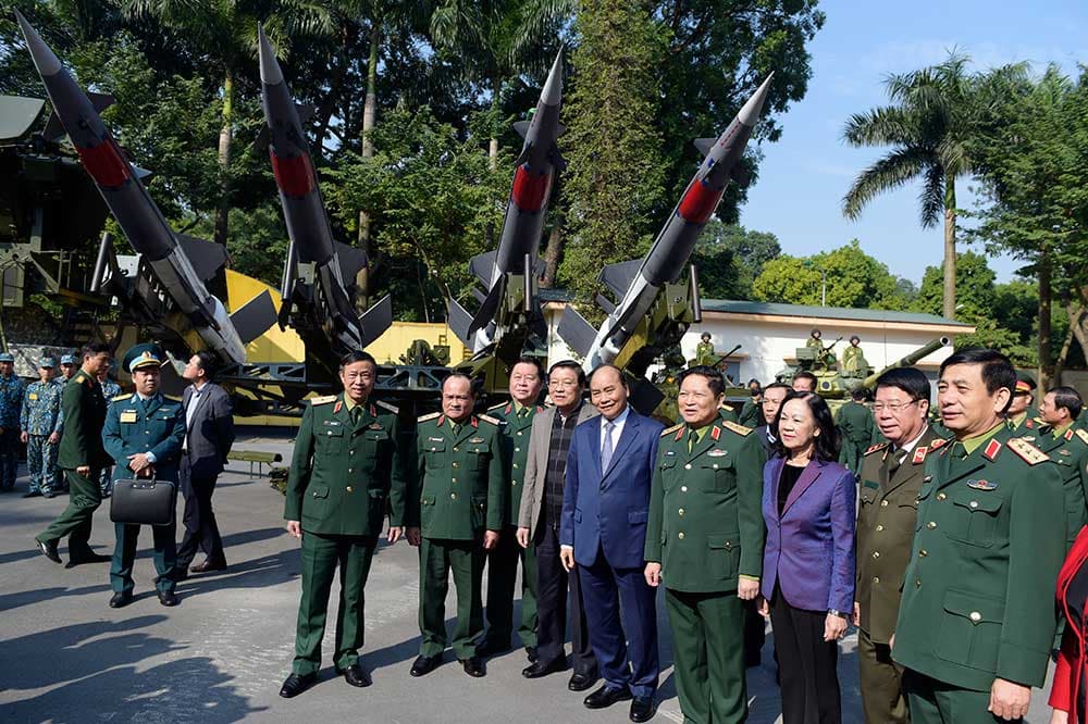 Thủ tướng Nguyễn Xuân Phúc tham quan trưng bày vũ khí và khí tài tại Hội nghị Quân chính toàn quân