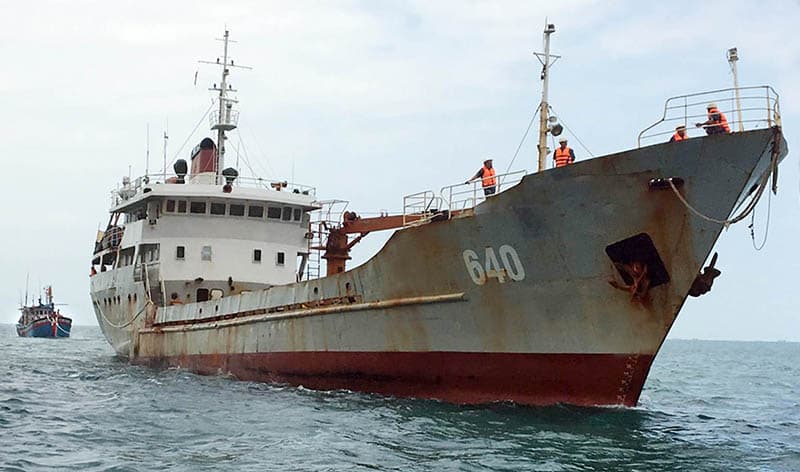 Tàu 640 cứu nạn và lai dắt tàu cá về Côn Đảo an toàn
