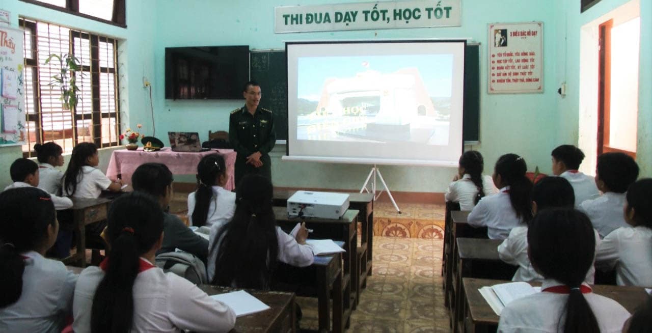 Thầy giáo biên phòng và “tiết học biên giới”
