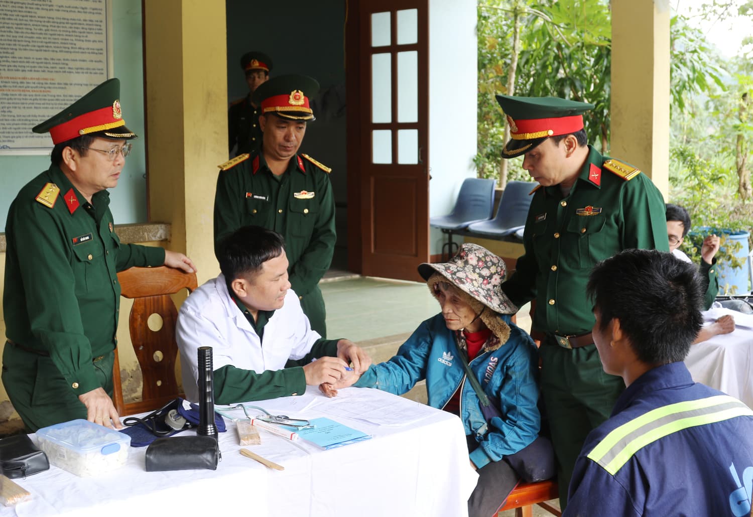 Gần 300 triệu đồng tặng quà đối tượng người có công, hộ nghèo