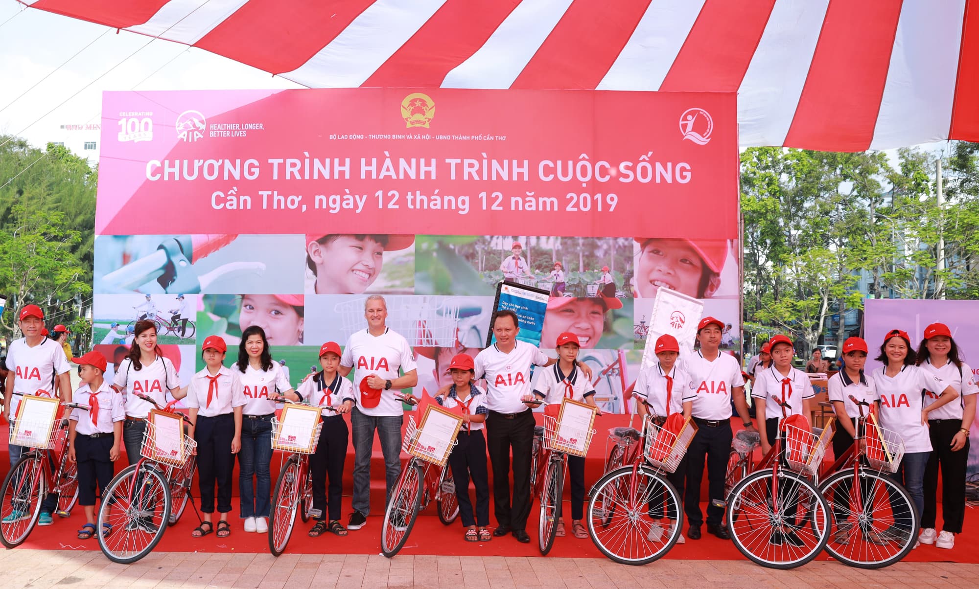 Hơn 10.000 xe đạp đã được trao tặng trong Chương trình “Hành trình Cuộc sống”