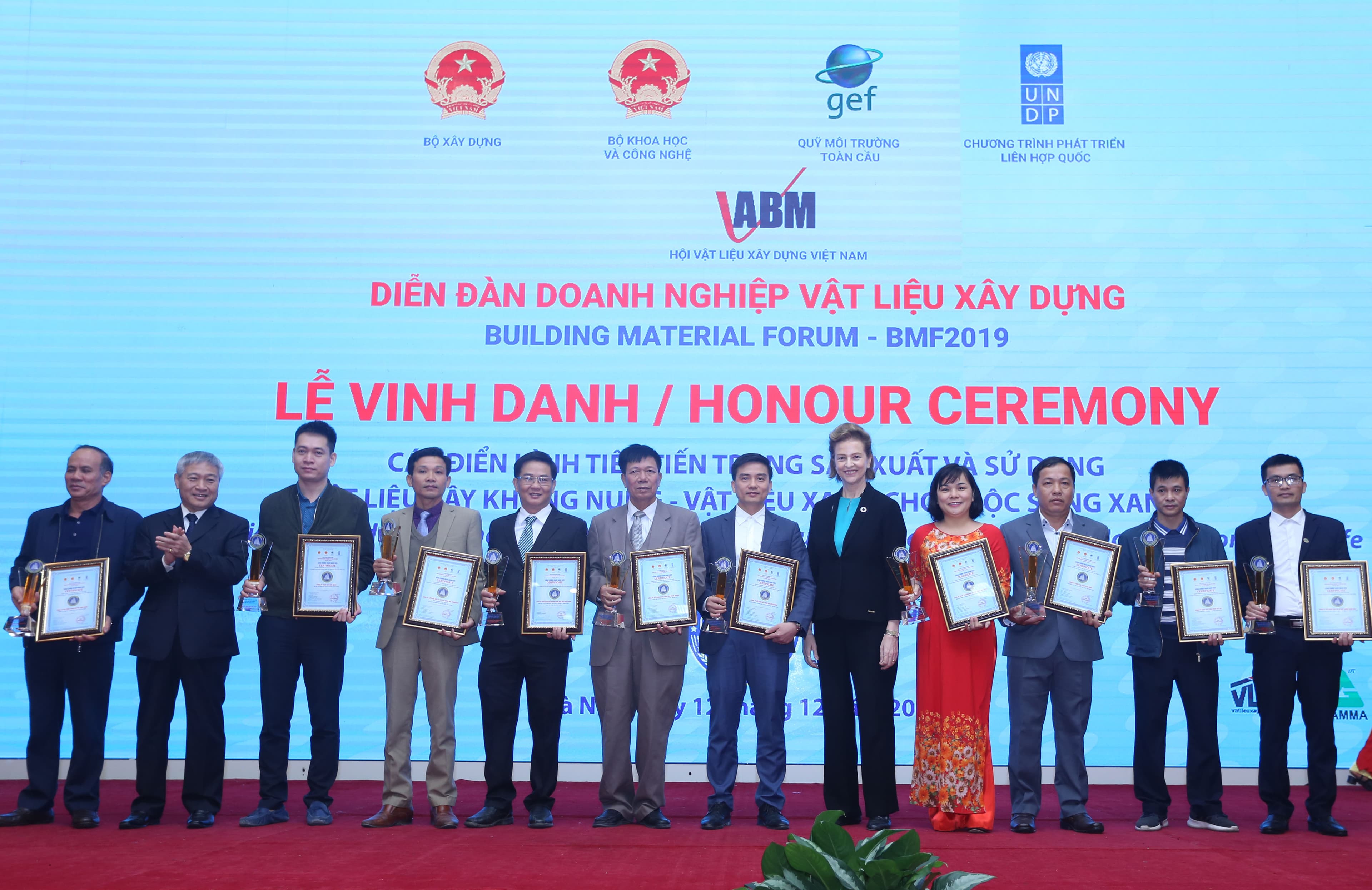Vinh danh doanh nghiệp điển hình tiên tiến trong sản xuất và sử dụng vật liệu xây dựng không nung