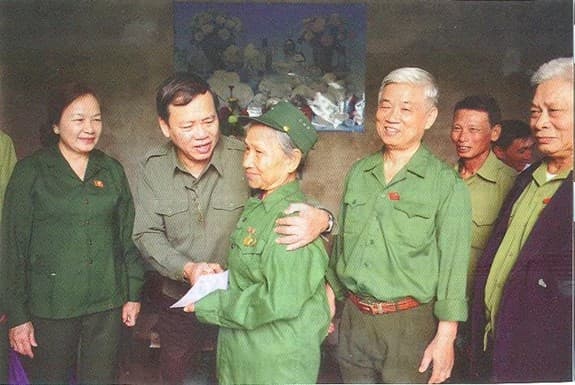ĐẸP MÃI "NHỮNG BÔNG HOA TRÊN TUYẾN LỬA"
