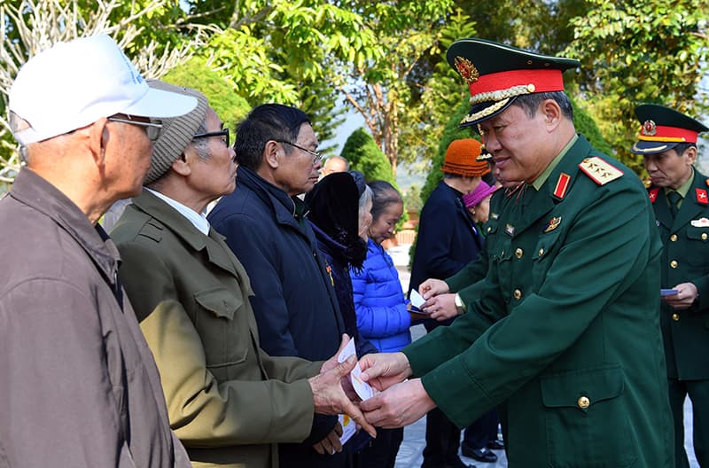 Đoàn công tác Bộ Quốc phòng thăm, tặng quà gia đình chính sách tại Quảng Ninh