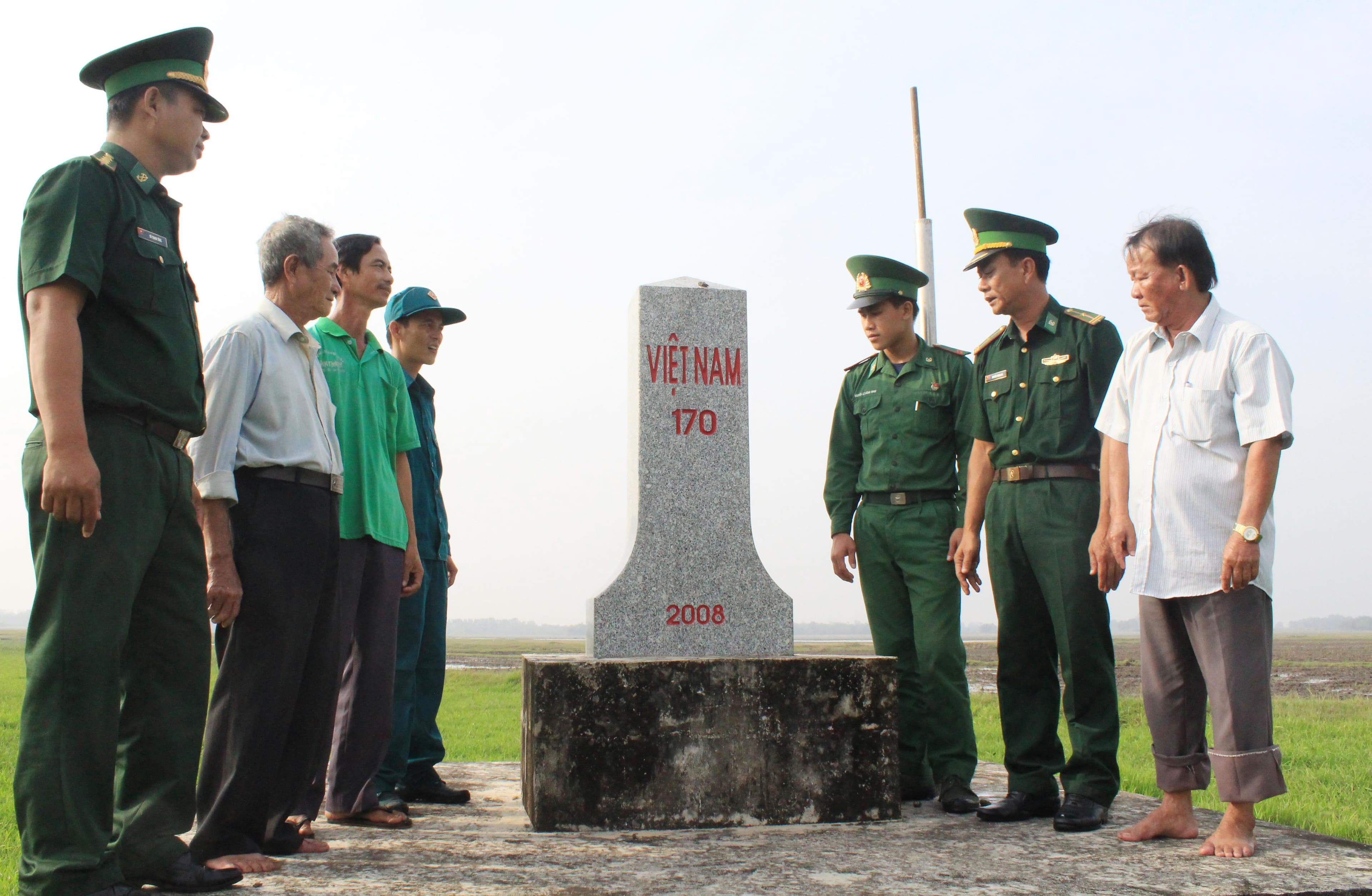 Khi đảng viên biên phòng sinh hoạt tại chi bộ địa phương