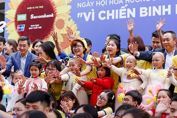 50 bệnh nhi ung thư khu vực phía Bắc nhận học bổng tại Ngày hội Hoa Hướng dương