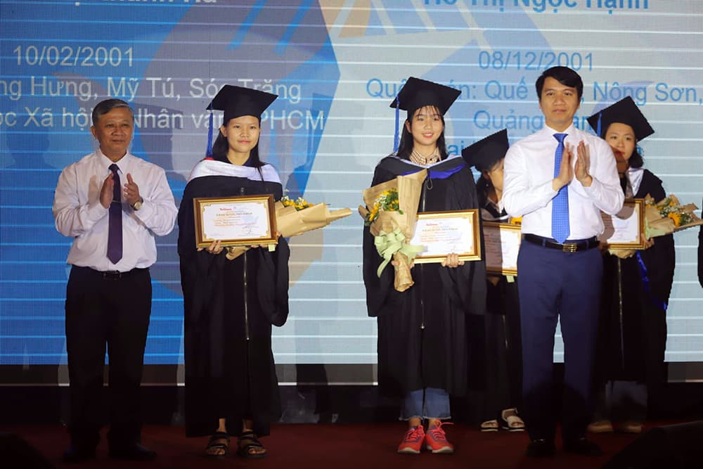 Trao tặng 50 học bổng "Nâng bước thủ khoa"