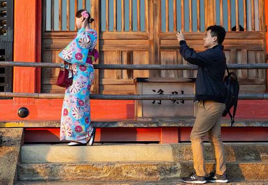 Quá tải khách du lịch, chính quyền Kyoto cấm chụp ảnh ở Gion