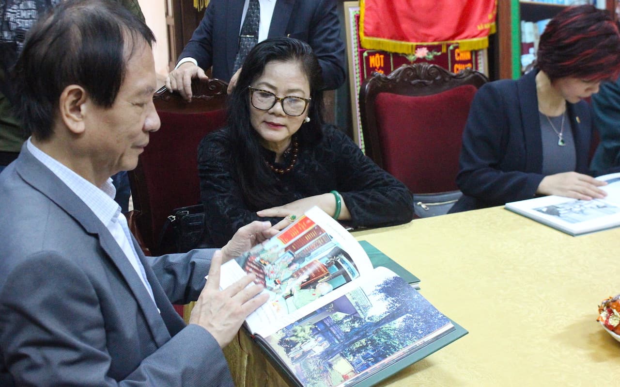 Trao tặng cuốn sách ảnh “Đại tướng Võ Nguyên Giáp trong lòng dân”