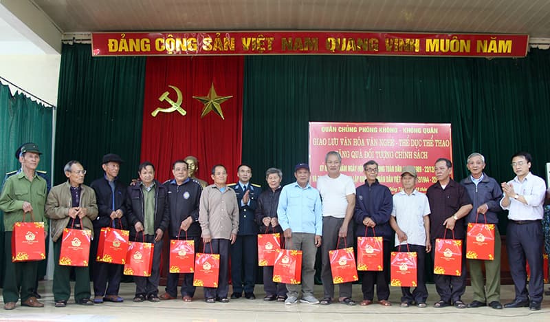 Quân chủng Phòng không - Không quân làm công tác dân vận tại huyện Mỹ Đức