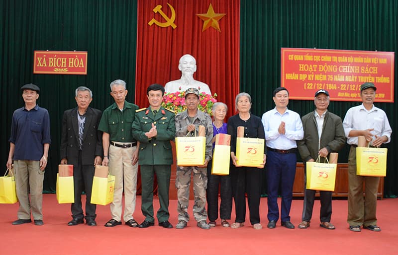 Cơ quan Tổng cục Chính trị trao 30 suất quà tặng người có công xã Bích Hòa