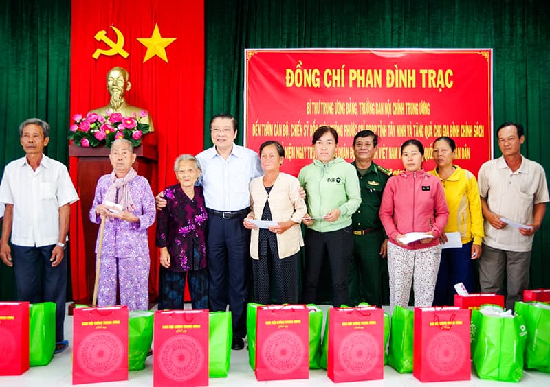 Ban Nội chính Trung ương thăm, tặng quà Đồn Biên phòng Phước Chỉ