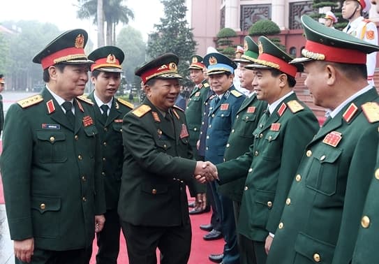 Đại tướng Ngô Xuân Lịch đón, hội đàm với Đại tướng Chansamone Chanyalath, Bộ trưởng Bộ Quốc phòng Lào