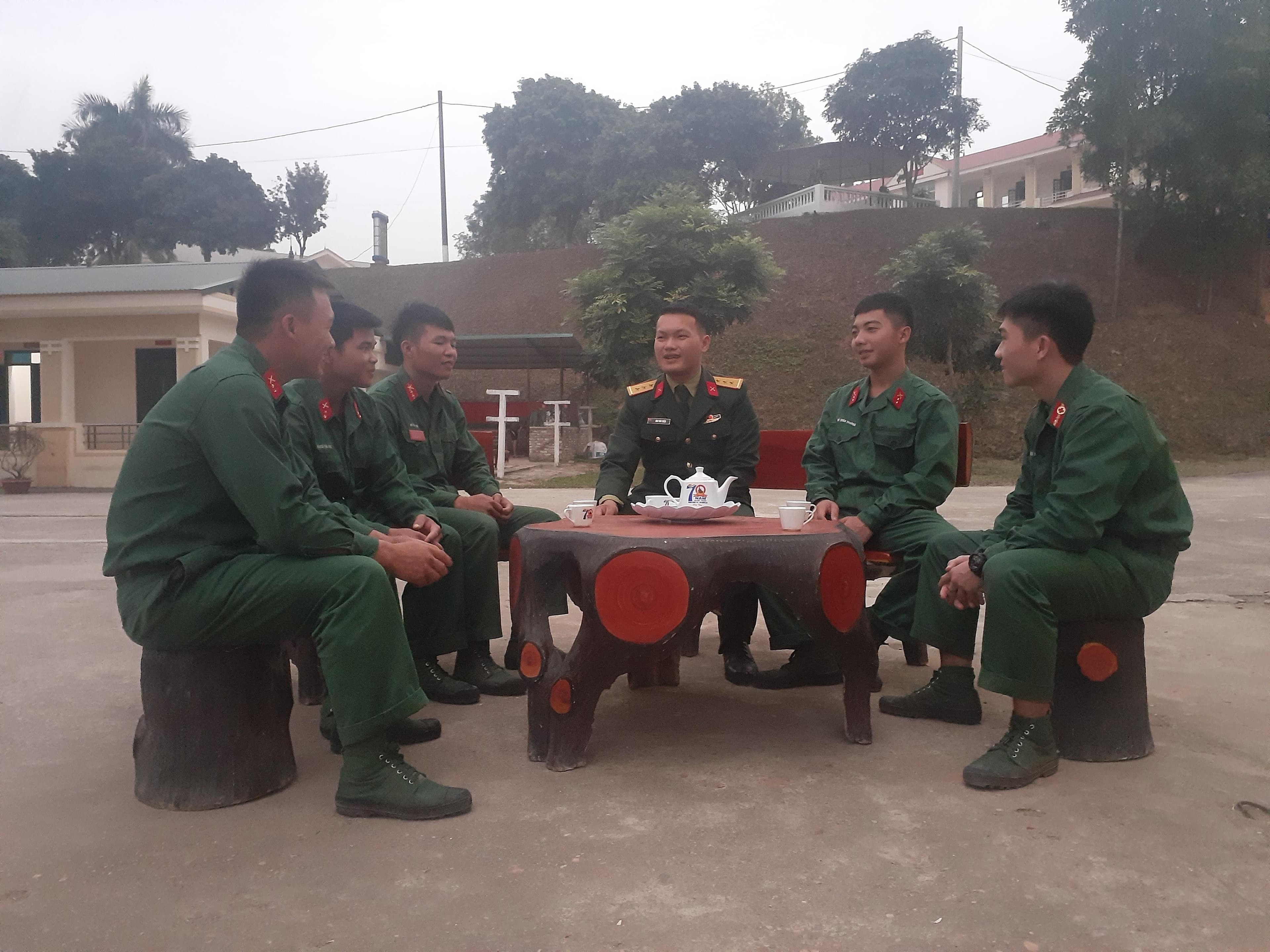 Như người anh, người chị thân thiết của bộ đội