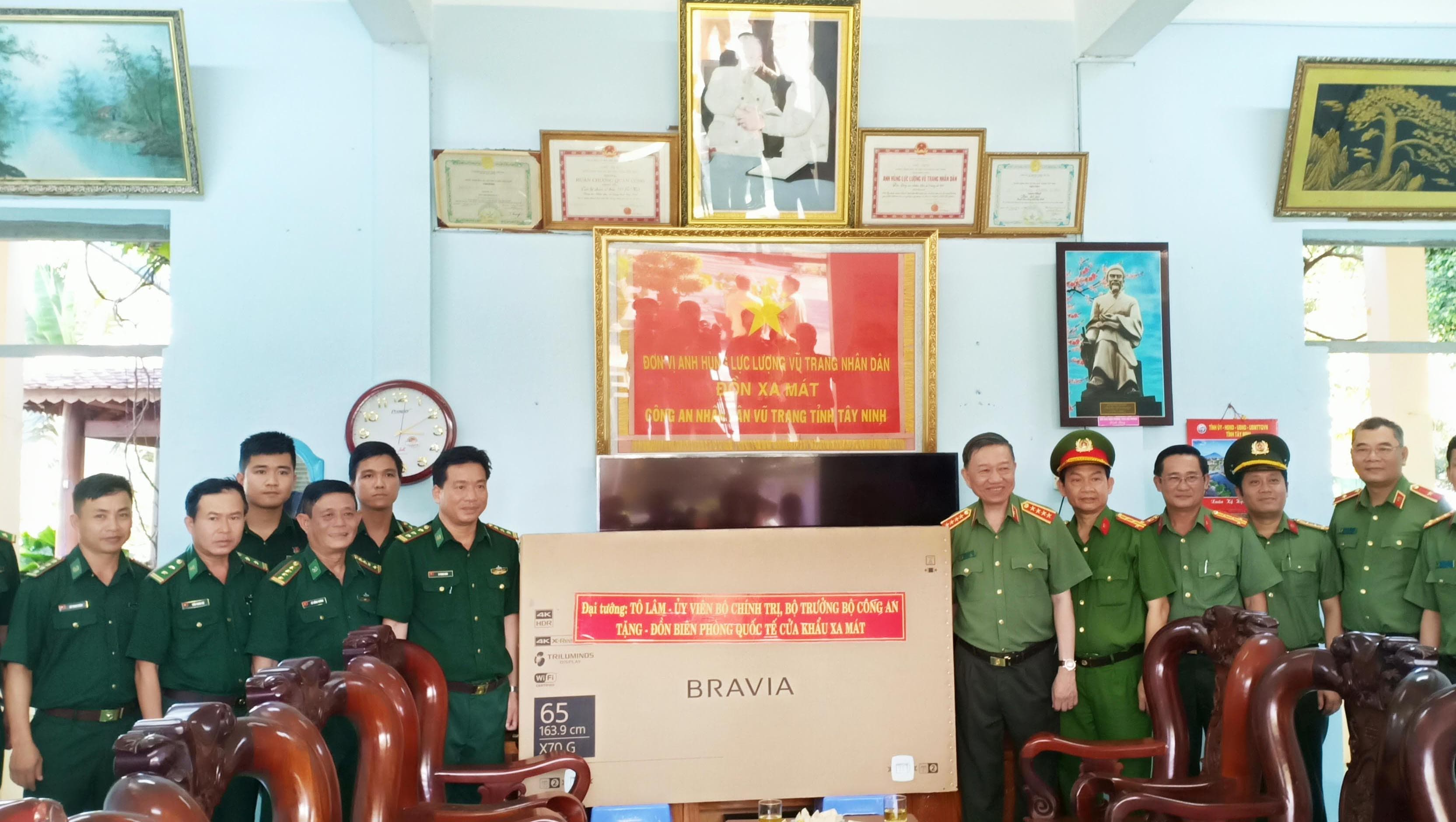 Đại tướng Tô Lâm thăm, chúc mừng Bộ đội Biên phòng tỉnh Tây Ninh