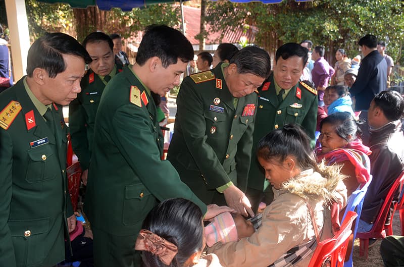 Quân y Việt Nam và Lào phối hợp khám bệnh, cấp thuốc miễn phí cho nhân dân tỉnh Phongsaly