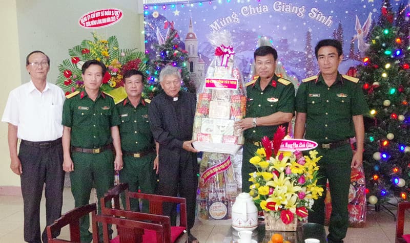 Bộ CHQS tỉnh Tây Ninh chúc mừng Hội thánh Tin Lành và Ủy ban Đoàn kết Công giáo tỉnh Tây Ninh