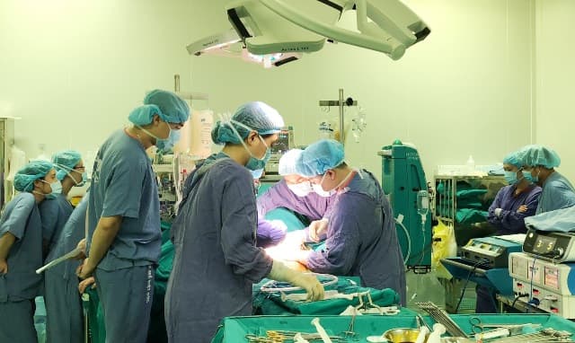 Bệnh viện Việt Đức ghép gan, thận thành công cho bệnh nhân người Lào