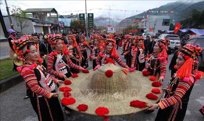 Lễ hội Ném còn ba nước Việt - Lào - Trung: Sắc màu hữu nghị
