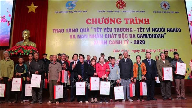 Phó thủ tướng Vũ Đức Đam trao quà Tết cho người nghèo và nạn nhân chất độc da cam