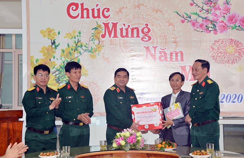 Quân khu 5 tặng quà Tết Trung tâm nuôi dưỡng, điều dưỡng người có công tỉnh Quảng Nam