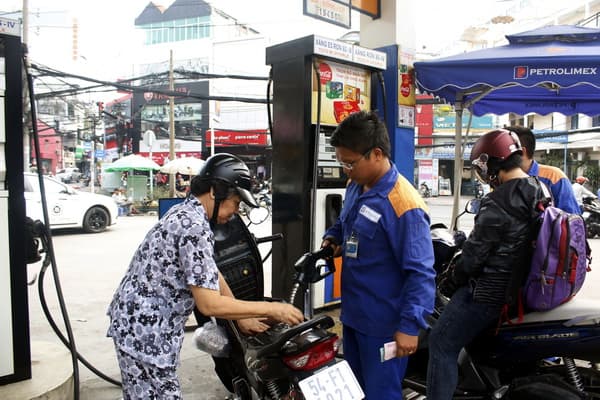 Giá xăng tăng nhẹ ngày cuối năm