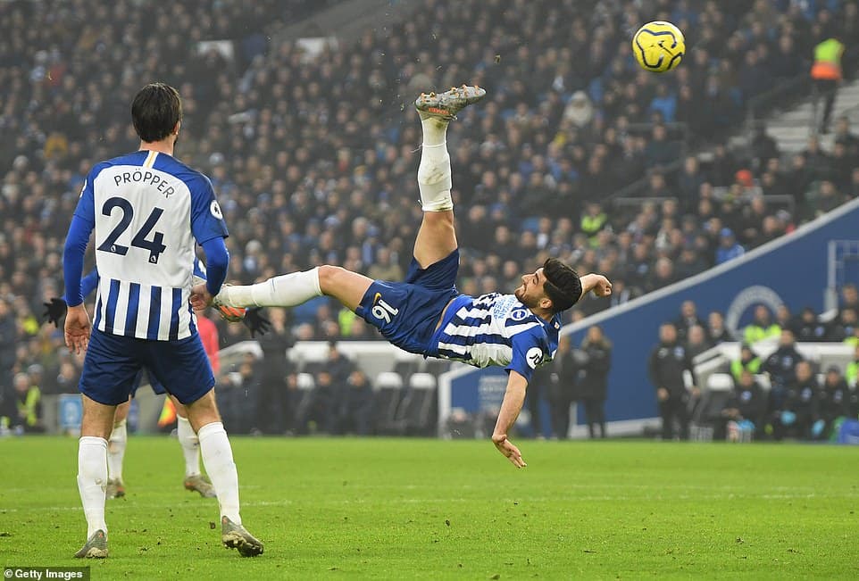 Chelsea chia điểm với Brighton