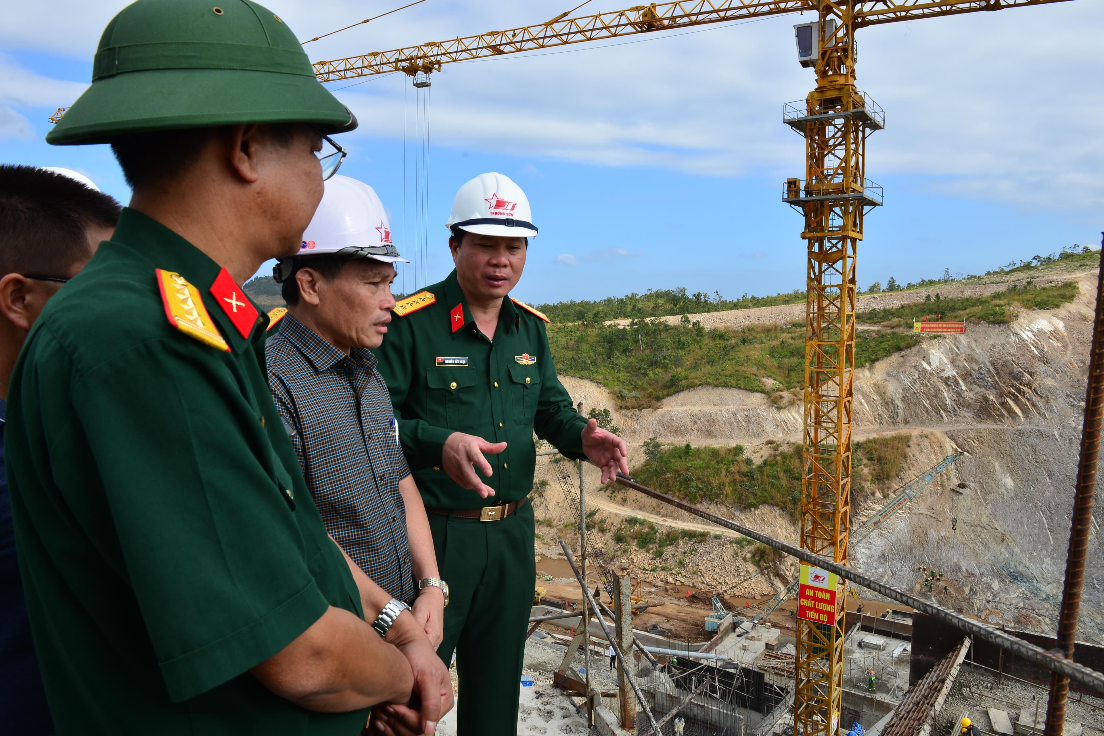 Mồ hôi đổ xuống, đại ngàn thêm xanh