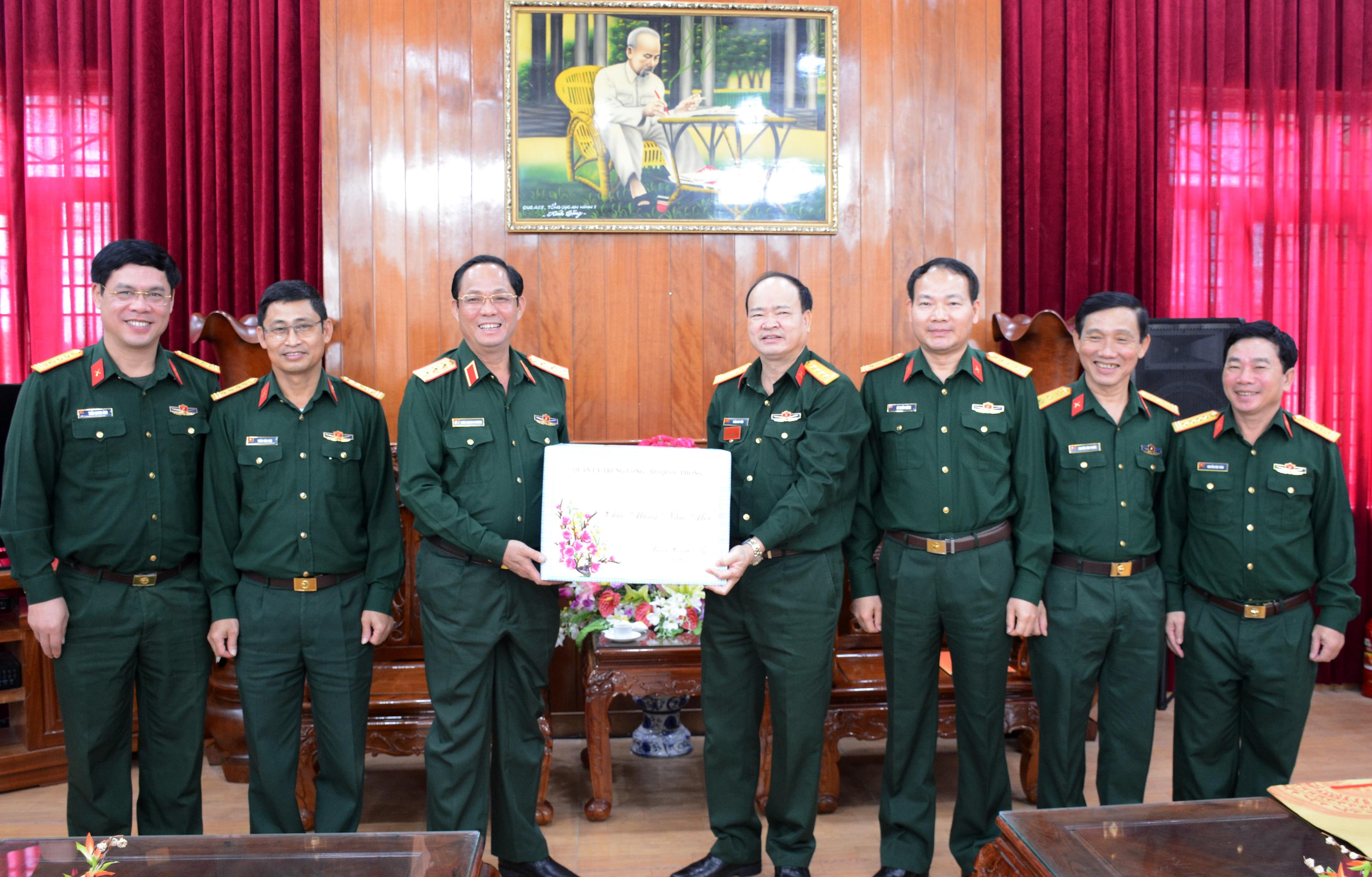 Chăm lo Tết cho người có công và người nghèo