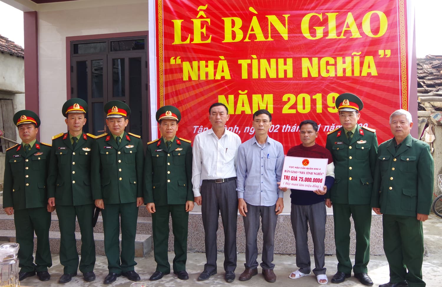 Cục Hậu cần Quân khu 4: Bàn giao “Nhà tình nghĩa” tặng thân nhân liệt sĩ