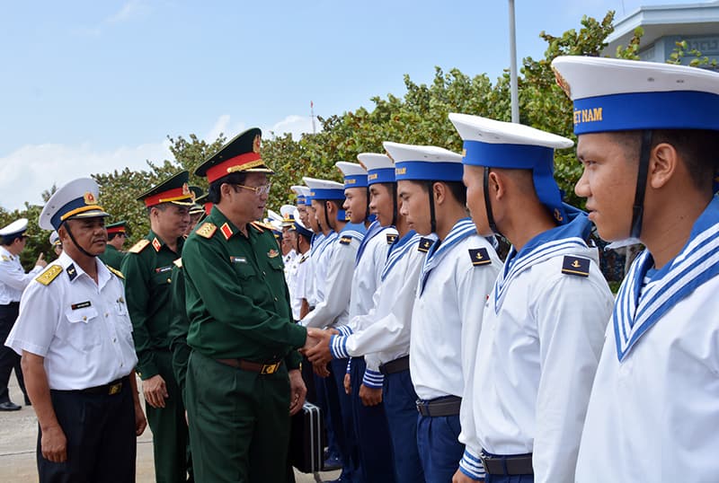 Đoàn công tác Quân ủy Trung ương, Bộ Quốc phòng thăm, chúc Tết quân, dân huyện đảo Trường Sa và Nhà giàn DK1