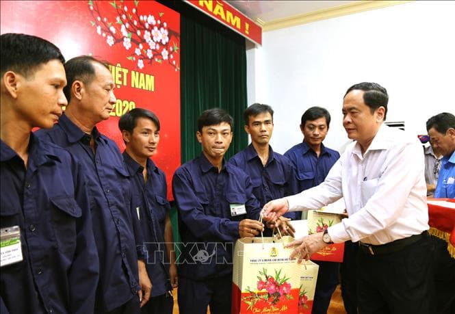 Chủ tịch Ủy ban Trung ương MTTQ Việt Nam trao quà Tết cho công nhân lao động và người nghèo An Giang