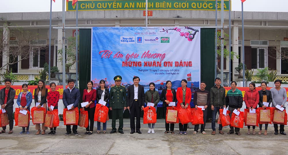 Tạp chí Cộng sản trao 250 suất quà Tết tặng ngư dân Nghệ An