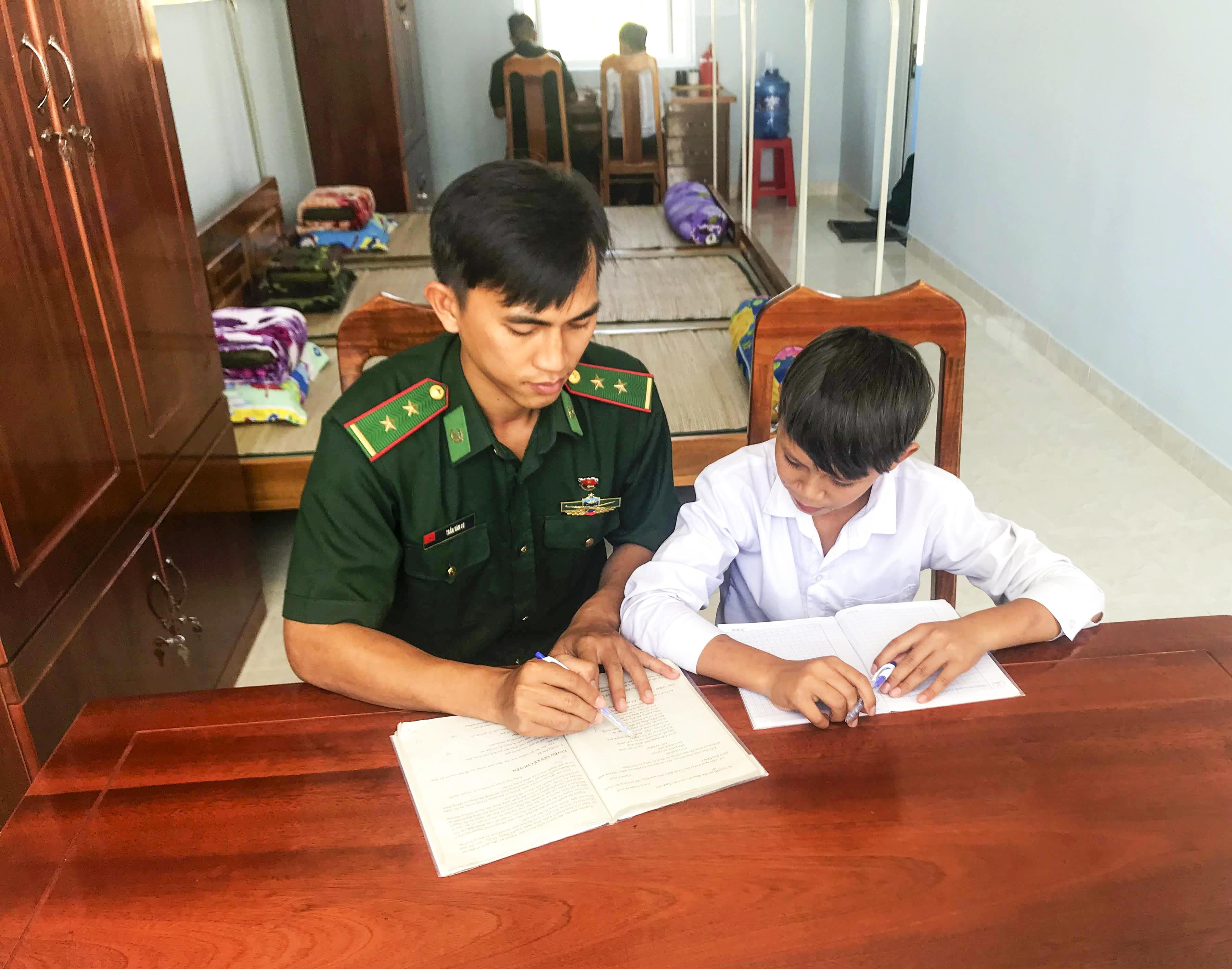 "Chiến sĩ nhí"-con nuôi của bộ đội biên phòng