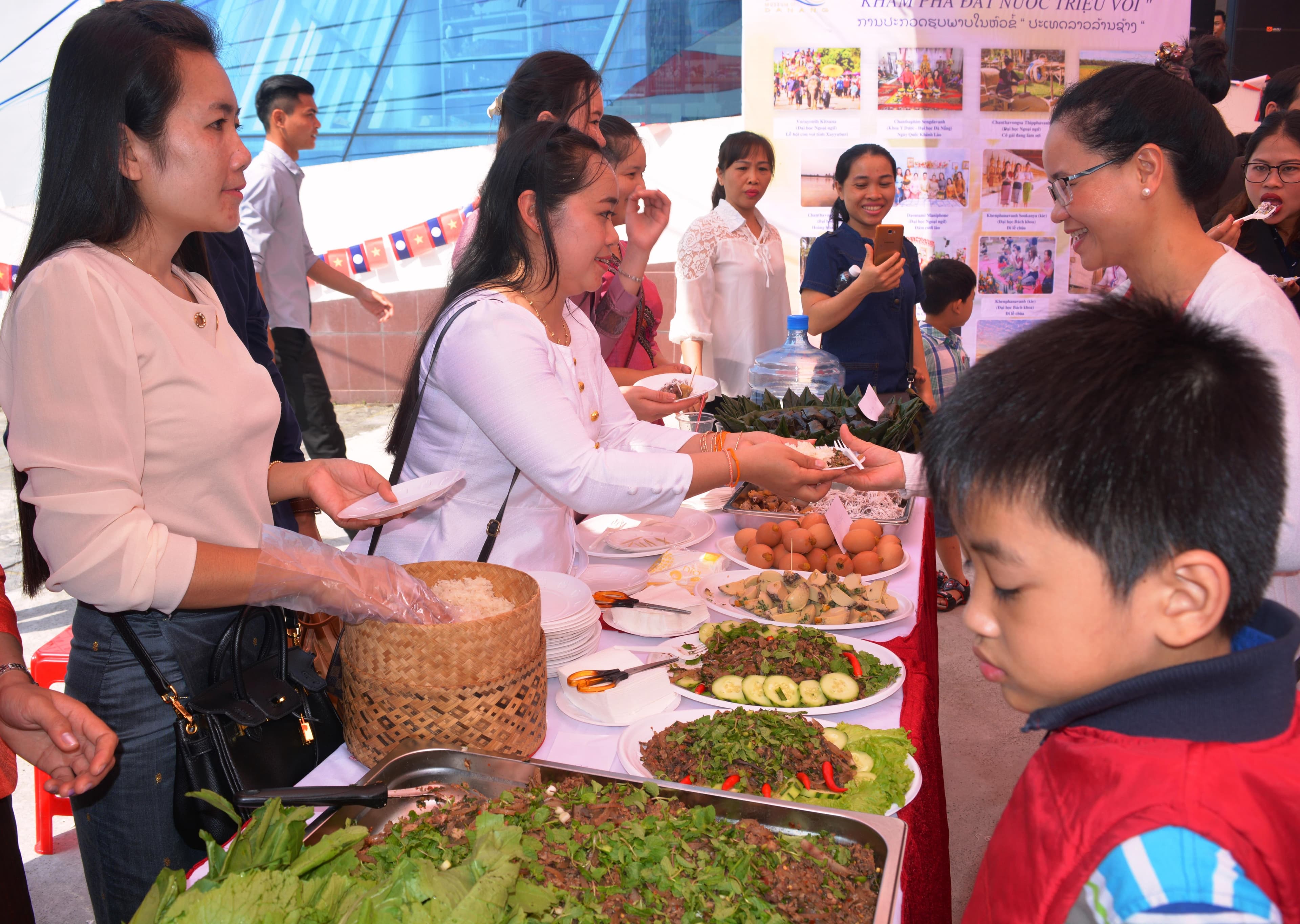 Những “đứa con" Lào trong gia đình Việt