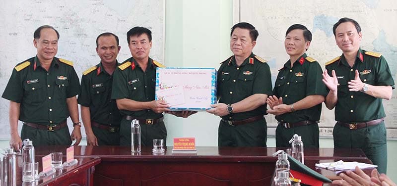 Đoàn công tác Tổng cục Chính trị thăm, kiểm tra, chúc Tết, tặng quà cán bộ, chiến sĩ các đơn vị trên tuyến biên giới tỉnh Tây Ninh