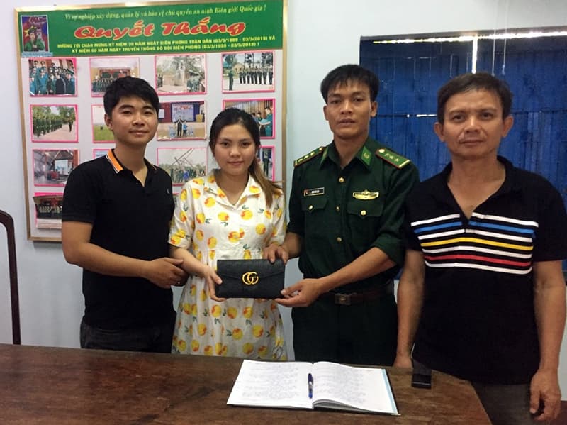 Cán bộ Biên phòng trả lại tài sản cho người bị đánh rơi